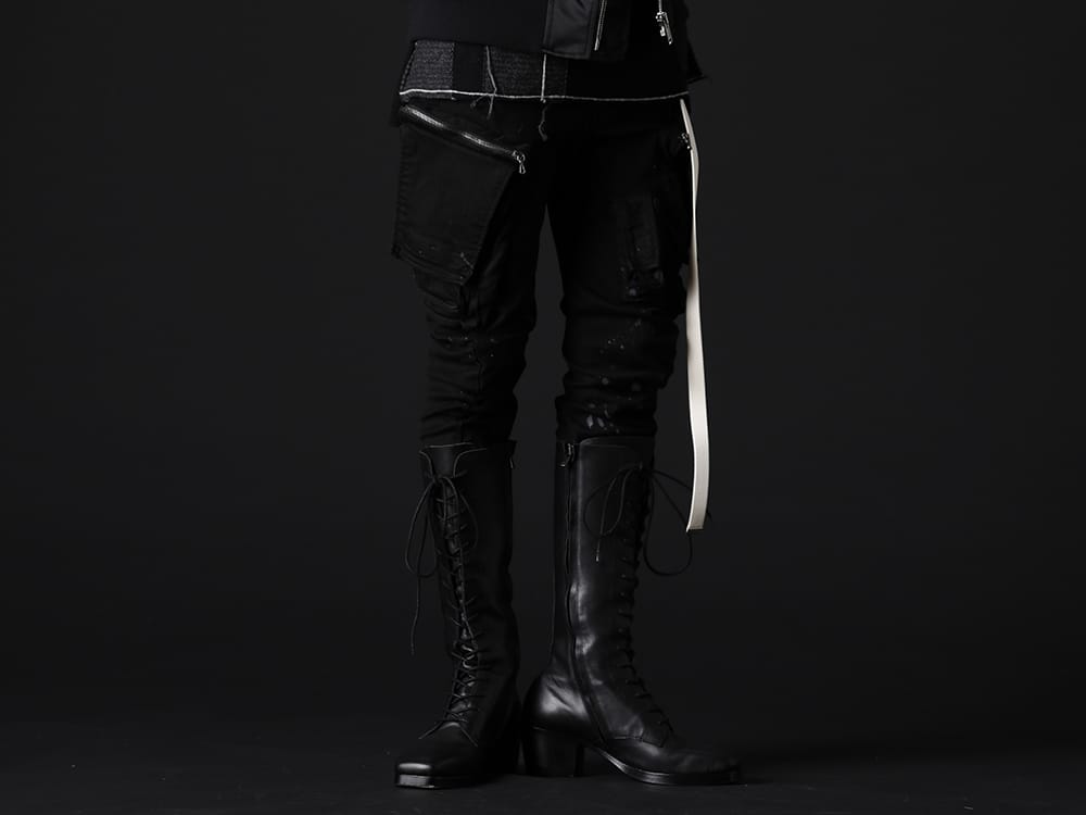 ユリウス / クジャク 2022-23AW - ブランドらしい仕上がりのミリタリー感あるカーゴパンツ - 807PAM6-BK(10.5oz ストレッチデニム ダメージペイント カーゴスキニーデニム) 807ACU1-Off-White(カウスキン/ナイロン タイプベルト オフホワイト) KJ-22AW34(クロべ ブーツ) - 3-001