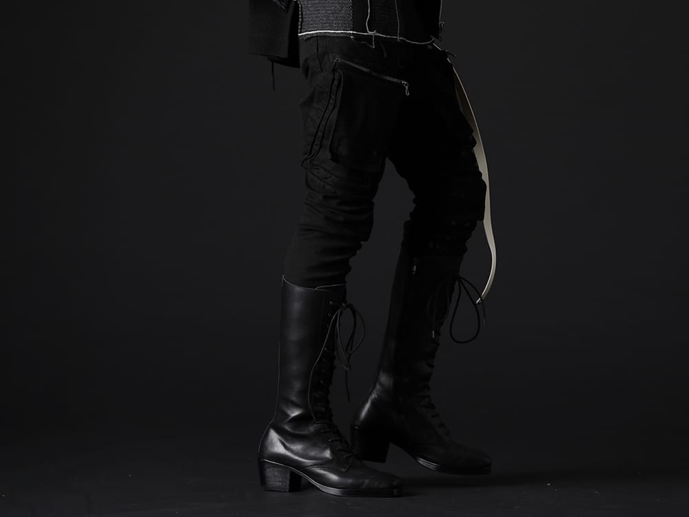 ユリウス / クジャク 2022-23AW - ブランドらしい仕上がりのミリタリー感あるカーゴパンツ - 807PAM6-BK(10.5oz ストレッチデニム ダメージペイント カーゴスキニーデニム) 807ACU1-Off-White(カウスキン/ナイロン タイプベルト オフホワイト) KJ-22AW34(クロべ ブーツ) - 3-002