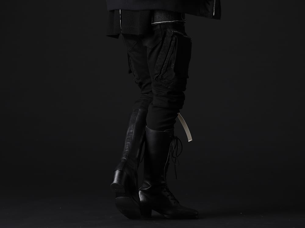 ユリウス / クジャク 2022-23AW - ブランドらしい仕上がりのミリタリー感あるカーゴパンツ - 807PAM6-BK(10.5oz ストレッチデニム ダメージペイント カーゴスキニーデニム) 807ACU1-Off-White(カウスキン/ナイロン タイプベルト オフホワイト) KJ-22AW34(クロべ ブーツ) - 3-003