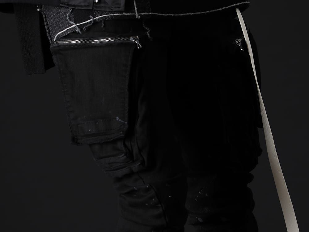 ユリウス 2022-23AW - ブランドらしい仕上がりのミリタリー感あるカーゴパンツ - 807PAM6-BK(10.5oz ストレッチデニム ダメージペイント カーゴスキニーデニム) 807ACU1-Off-White(カウスキン/ナイロン タイプベルト オフホワイト) - 3-004
