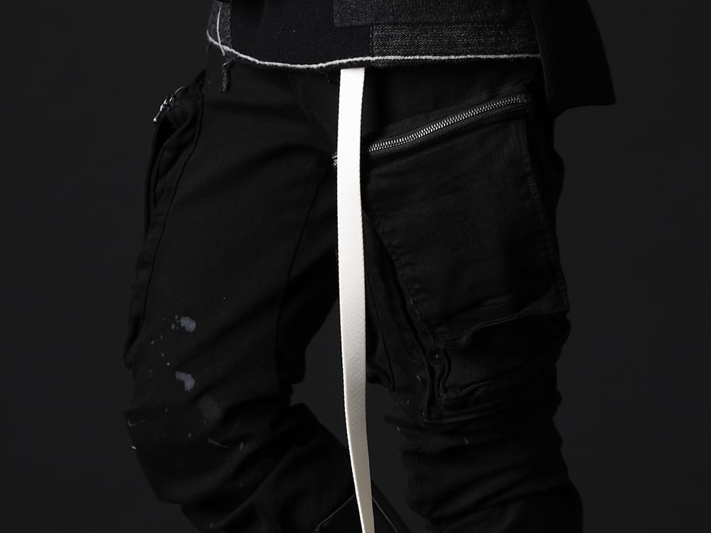 ユリウス 2022-23AW - ブランドらしい仕上がりのミリタリー感あるカーゴパンツ - 807PAM6-BK(10.5oz ストレッチデニム ダメージペイント カーゴスキニーデニム) 807ACU1-Off-White(カウスキン/ナイロン タイプベルト オフホワイト) - 3-005