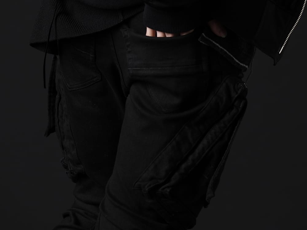 ユリウス 2022-23AW - ブランドらしい仕上がりのミリタリー感あるカーゴパンツ - 807PAM6-BK(10.5oz ストレッチデニム ダメージペイント カーゴスキニーデニム) - 3-006