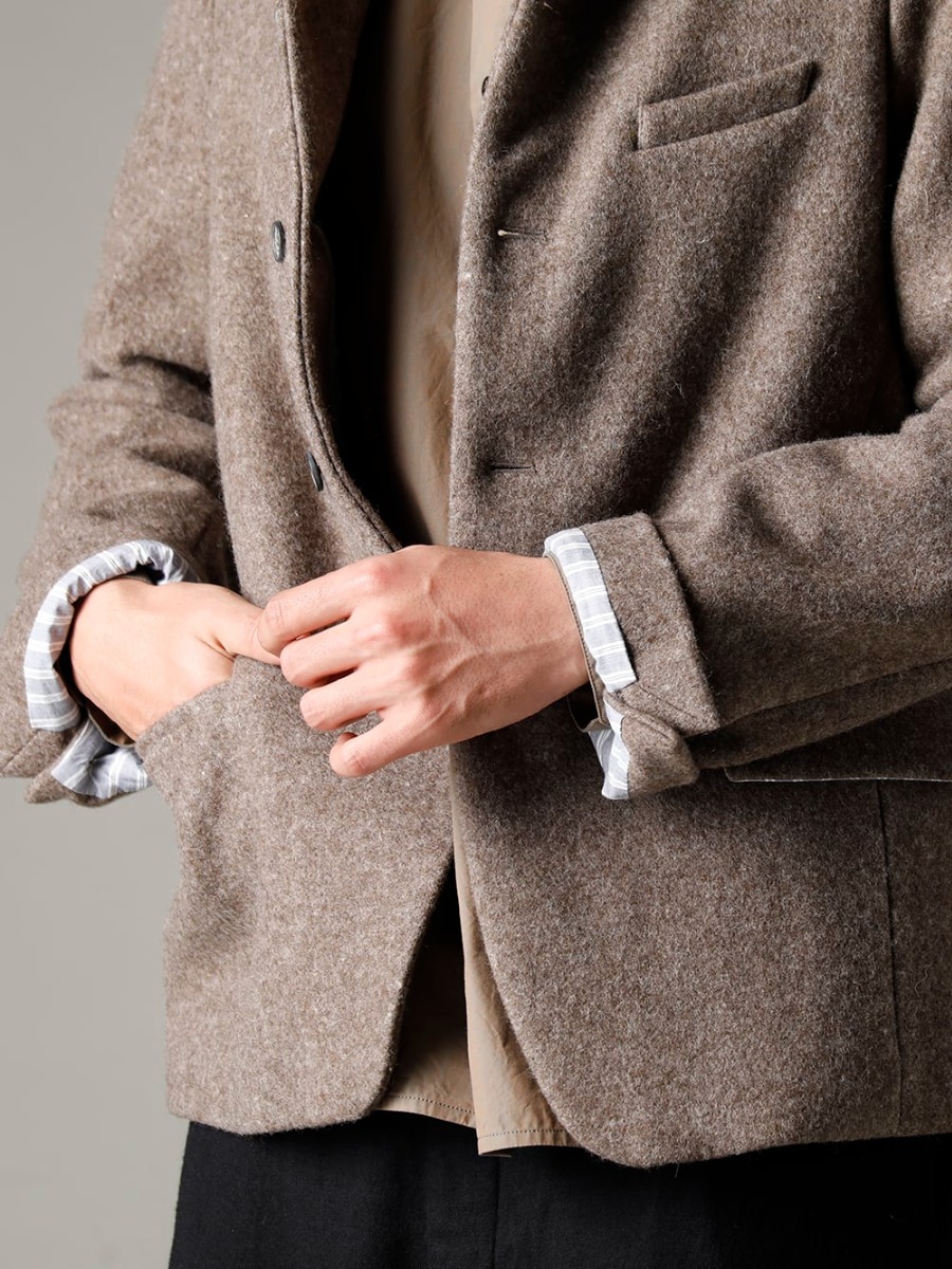 Bergfabel(バーグファベル) 22-23AW(秋冬) 襟を立てて着用していた当時のクラシックパターン  -  J18-160 チロル ジャケット ストーン - Shirt-a-Tamamushi 玉虫 シャツ 2-004