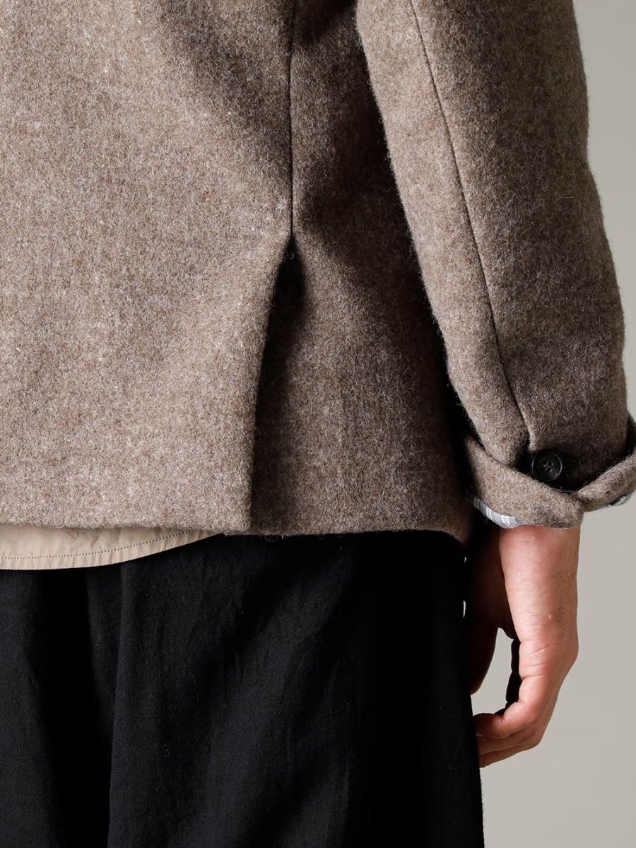 Bergfabel(バーグファベル) 22-23AW(秋冬) 襟を立てて着用していた当時のクラシックパターン  -  J18-160 チロル ジャケット ストーン 2-005