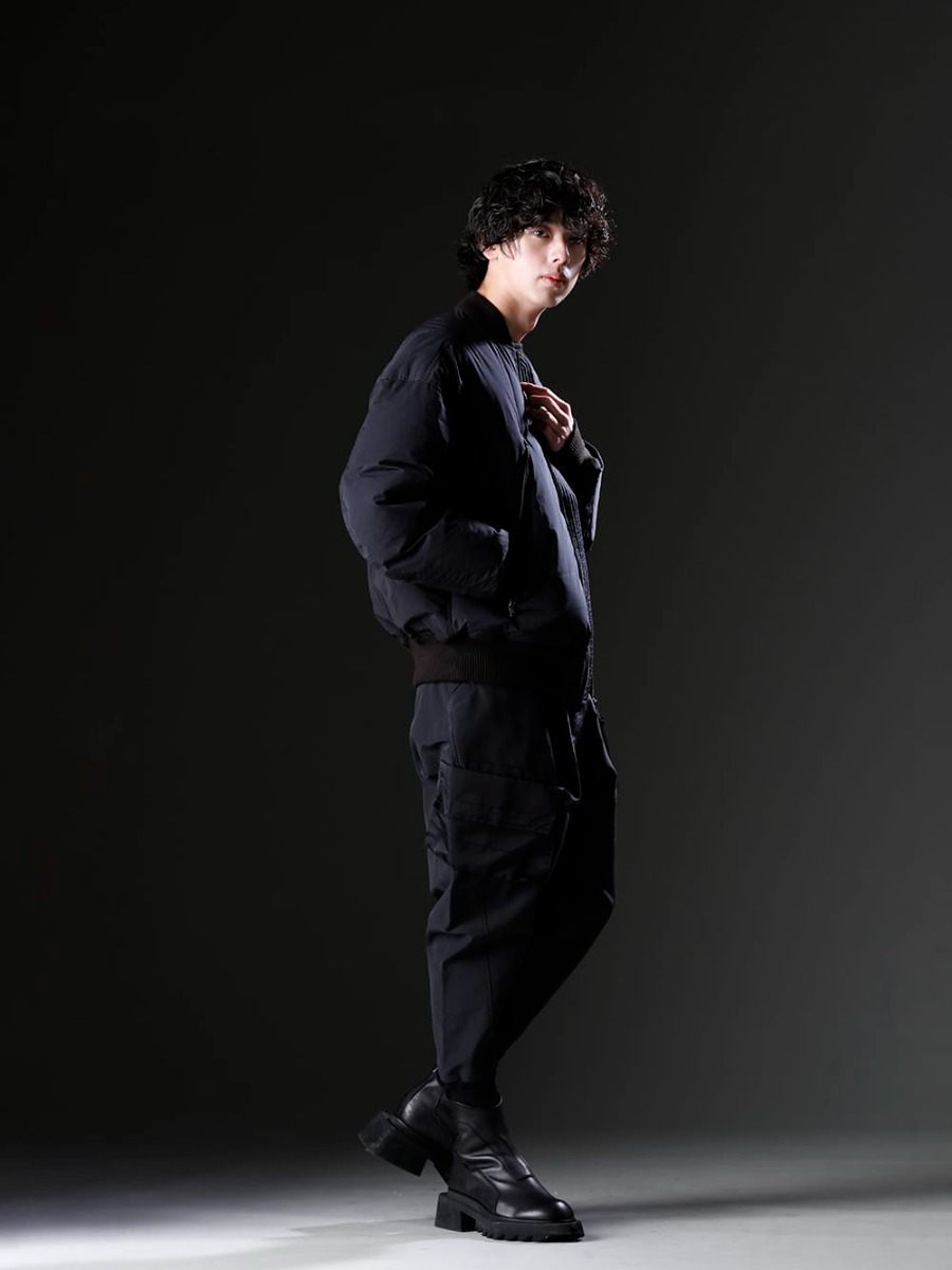 ザ ヴィリディアン / ユリウス 2022-23AW - 「モード × ミリタリー × ストリート」で組み上げた秋冬スタイル - VI-3507-06(ダウン ボンバージャケット) VI-3546-01-Black(袖レイヤードT ブラック) 807PAM1-Black(コットンスウェット サルエルパンツ ブラック) 797FWM1(カウレザー サイド ジップアップ ブーツ) - 1-002
