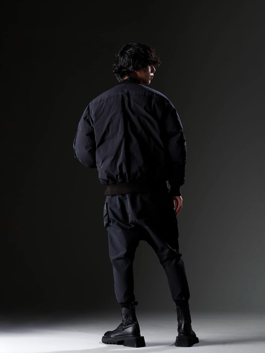 ザ ヴィリディアン / ユリウス 2022-23AW - 「モード × ミリタリー × ストリート」で組み上げた秋冬スタイル - VI-3507-06(ダウン ボンバージャケット) VI-3546-01-Black(袖レイヤードT ブラック) 807PAM1-Black(コットンスウェット サルエルパンツ ブラック) 797FWM1(カウレザー サイド ジップアップ ブーツ) - 1-003