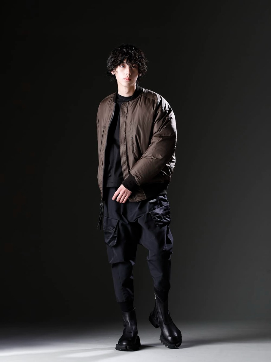 ザ ヴィリディアン / ユリウス 2022-23AW - 「モード × ミリタリー × ストリート」で組み上げた秋冬スタイル - VI-3507-06(ダウン ボンバージャケット) VI-3546-01-Black(袖レイヤードT ブラック) 807PAM1-Black(コットンスウェット サルエルパンツ ブラック) 797FWM1(カウレザー サイド ジップアップ ブーツ) - 1-004