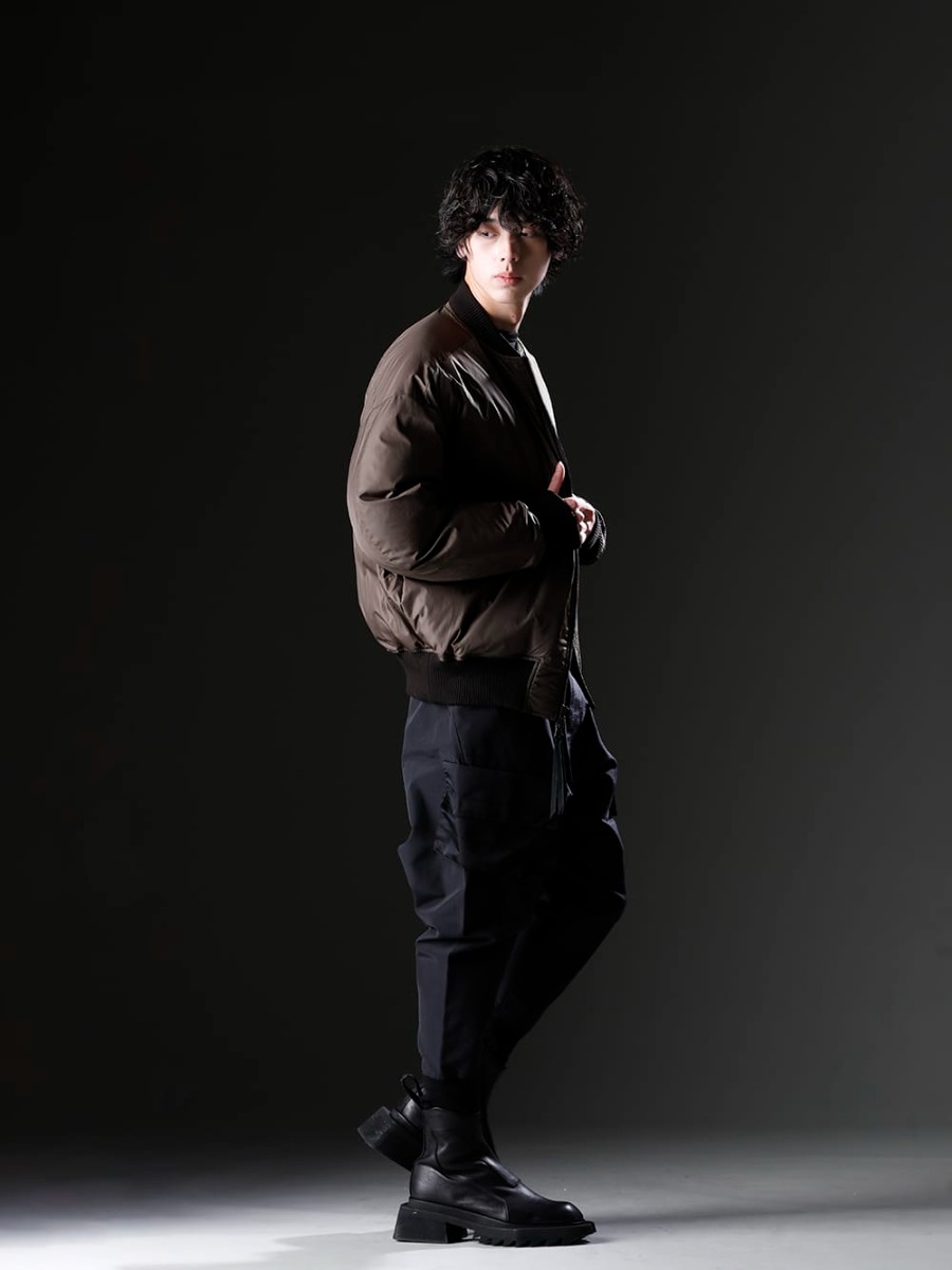 ザ ヴィリディアン / ユリウス 2022-23AW - 「モード × ミリタリー × ストリート」で組み上げた秋冬スタイル - VI-3507-06(ダウン ボンバージャケット) VI-3546-01-Black(袖レイヤードT ブラック) 807PAM1-Black(コットンスウェット サルエルパンツ ブラック) 797FWM1(カウレザー サイド ジップアップ ブーツ) - 1-005