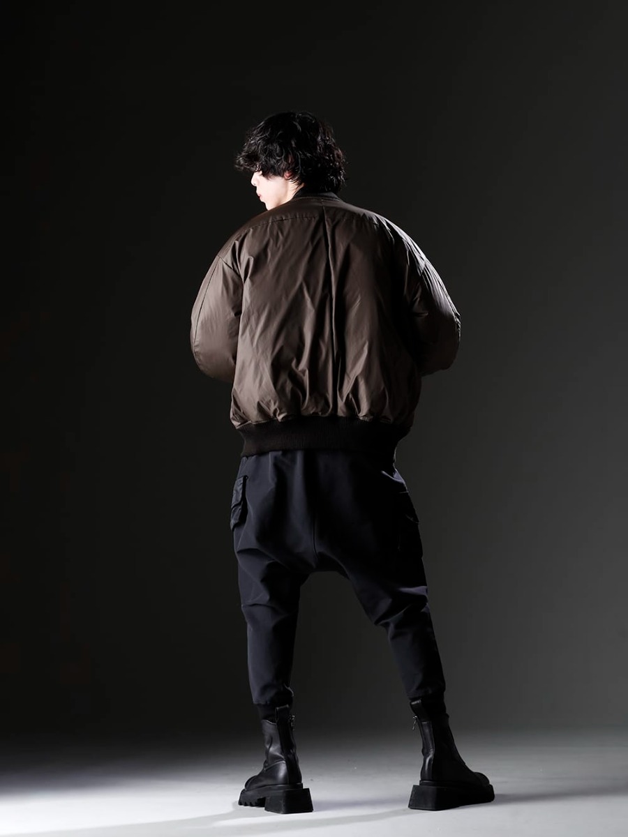 ザ ヴィリディアン / ユリウス 2022-23AW - 「モード × ミリタリー × ストリート」で組み上げた秋冬スタイル - VI-3507-06(ダウン ボンバージャケット) VI-3546-01-Black(袖レイヤードT ブラック) 807PAM1-Black(コットンスウェット サルエルパンツ ブラック) 797FWM1(カウレザー サイド ジップアップ ブーツ) - 1-006
