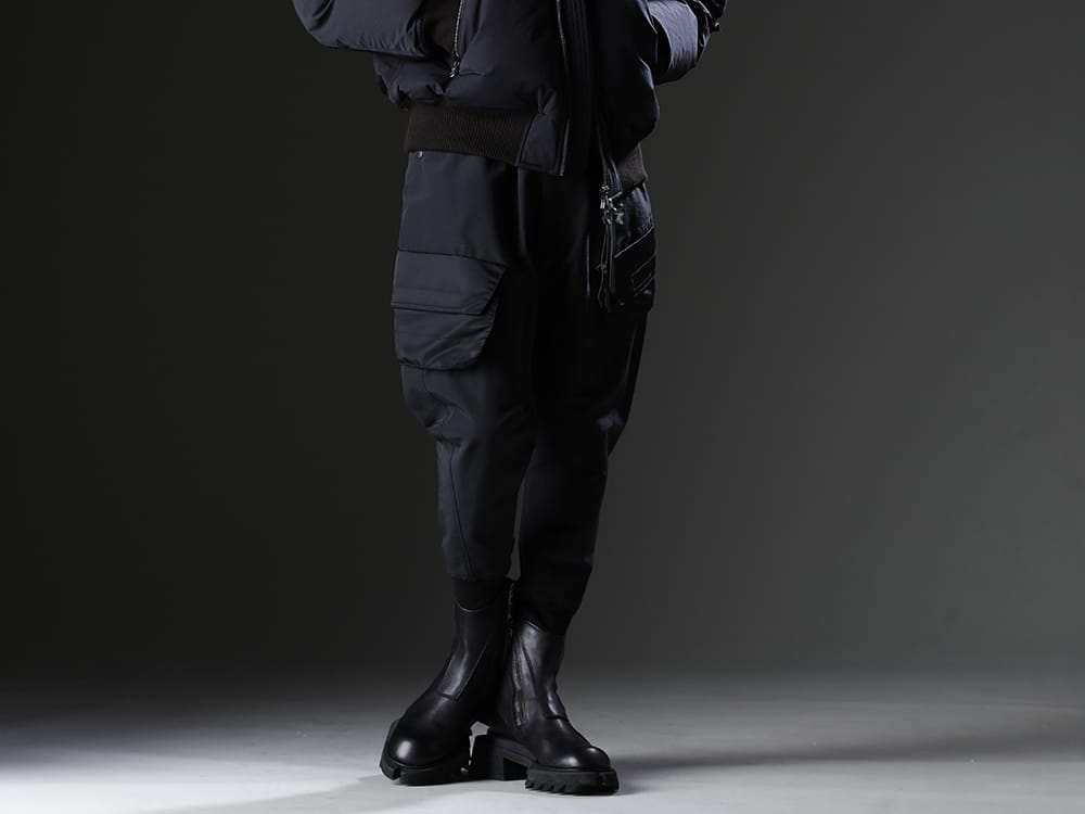 ユリウス 2022-23AW - 万能なアイテム且つ、デザイン性も感じるカーゴパンツ。 - 807PAM1-Black(コットンスウェット サルエルパンツ ブラック) 797FWM1(カウレザー サイド ジップアップ ブーツ) - 3-001