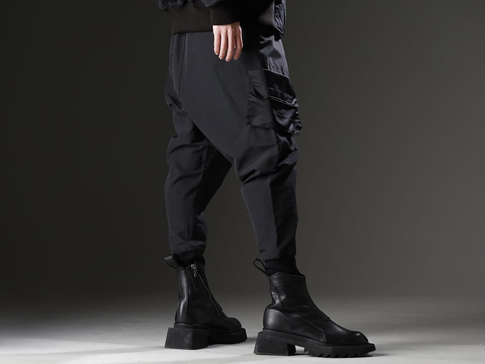 ユリウス 2022-23AW - 万能なアイテム且つ、デザイン性も感じるカーゴパンツ。 - 807PAM1-Black(コットンスウェット サルエルパンツ ブラック) 797FWM1(カウレザー サイド ジップアップ ブーツ) - 3-002