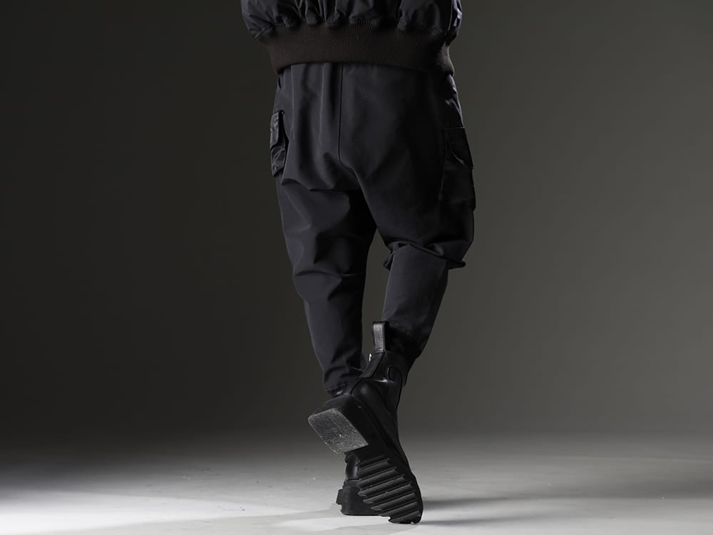 ユリウス 2022-23AW - 万能なアイテム且つ、デザイン性も感じるカーゴパンツ。 - 807PAM1-Black(コットンスウェット サルエルパンツ ブラック) 797FWM1(カウレザー サイド ジップアップ ブーツ) - 3-004
