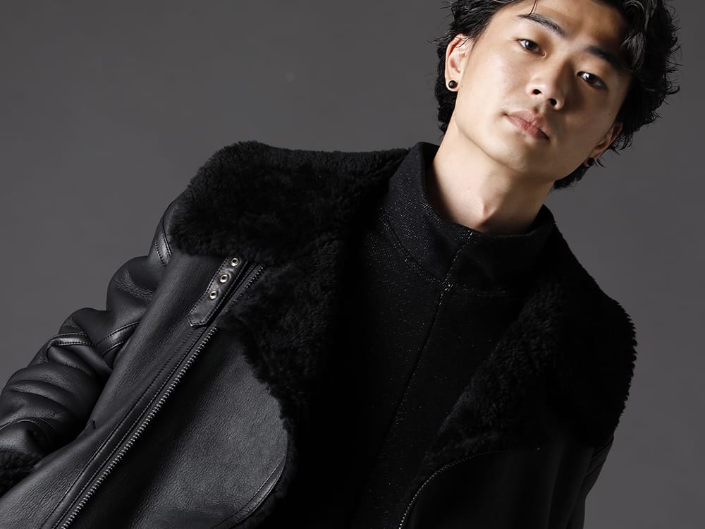 The Viridi-anne 2022-23AW - Mouton jacket with details of rider jacket - VI-3503-06(Mouton Jacket) VI-3533-01-Black(Wool / Cotton brushed lining High Neck Pullover Black) - 2-004