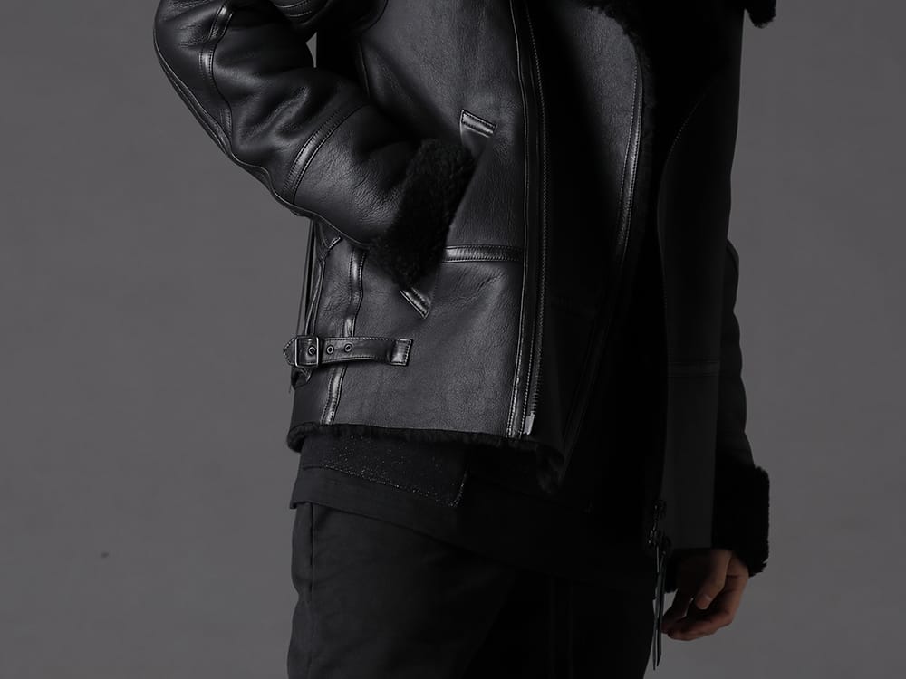 The Viridi-anne 2022-23AW - Mouton jacket with details of rider jacket - VI-3503-06(Mouton Jacket) VI-3533-01-Black(Wool / Cotton brushed lining High Neck Pullover Black) - 2-006