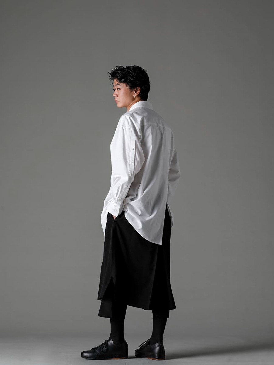 Yohji Yamamoto-ヨウジヤマモト 22-23AW(秋冬) スタイリング Yohji Yamamotoのニュークラシックファブリックスタイル - HZ-B14-047-スリーブボタンスイッチブラウス - HZ-P16-500-スタンダードラップパンツ - Handsewn-Classic-Lo-ハンドソーン クラシック ロー 1-001