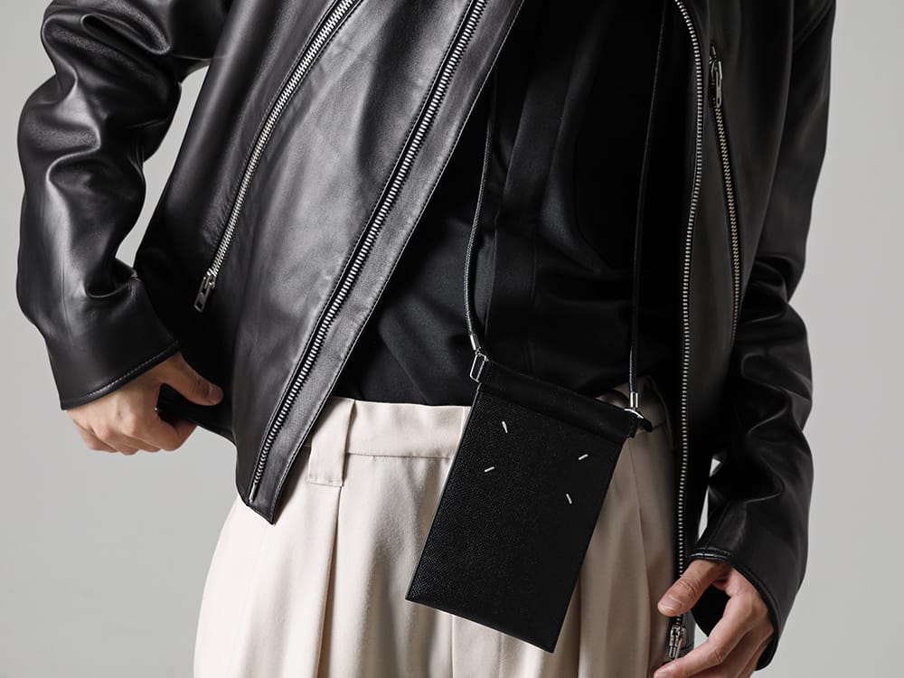 Maison Margiela 2022-23AW styling If you wear it diagonally across the body or across the front, it will accentuate your styling! - SA1VZ0002 - Hanging Phone Pouch - S50AM0489 - 5 Zip Jacket In Ovin - IH-22FW-B010-FJ-Black - Chest Pockets Shirt Black - vu-a22-p10 Off white - Knee Wide Pants 3-002