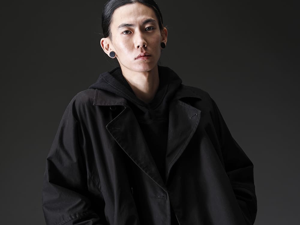 JAN-JAN VAN ESSCHE 22-23AW This season, pick up versatile materials that can be used in all three seasons except summer  - COAT#27 Coat #27 Black coated twill O14SW2-Black Suspension net hooded sweatshirt, black 2-001