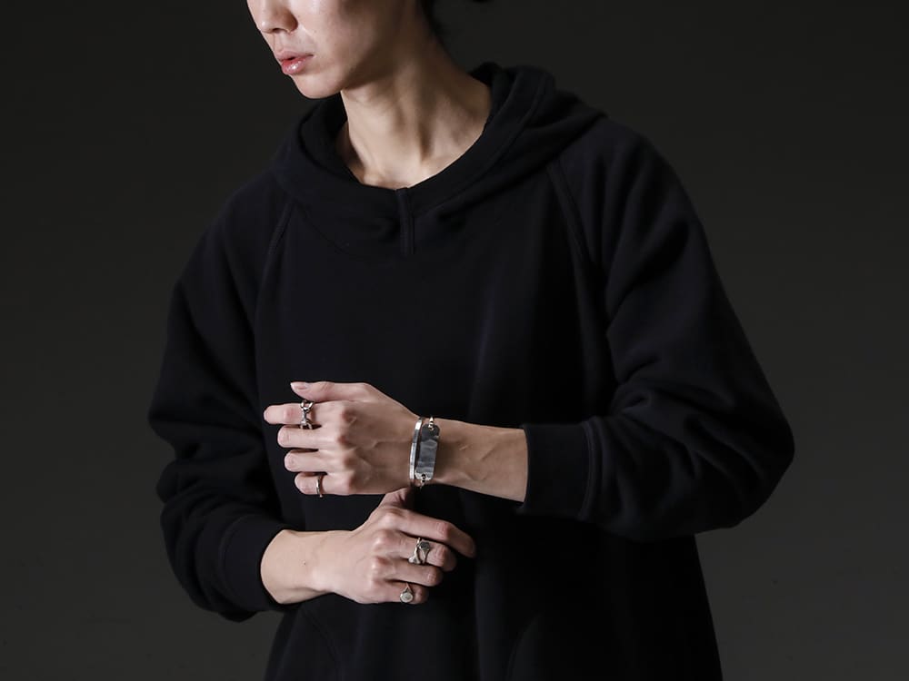JAN-JAN VAN ESSCHE 22-23AW Sweatshirt hoodie that turns a chic long coat style into a soft look - O14SW2-Black Suspension net hooded sweatshirt, black TROUSERS#67 Trousers #67, smi wool/linen twill Handsewn-Classic-Lo  3-005