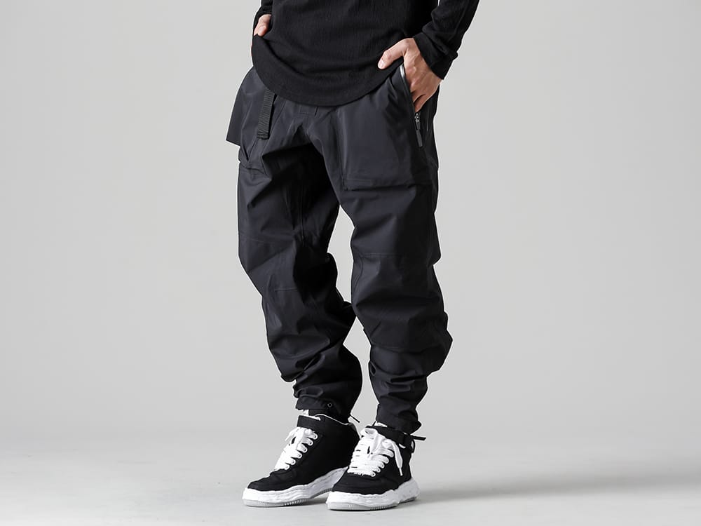 Maison MIHARAYASUHIRO - メゾン ミハラヤスヒロ ACRONYM - アクロニウム 2022-23AW スタイリング 見出し1 - P43-GT - Hard Shell Pants - A07FW703-Black - ウェイン ハイ- オリジナルソール キャンバス ハイトップ スニーカー Black 1-001