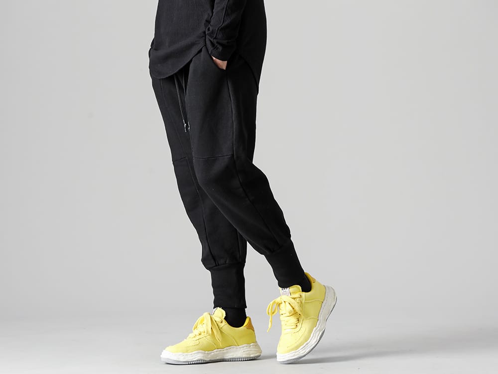 Maison MIHARAYASUHIRO - メゾン ミハラヤスヒロ RIPVANWINKLE - リップヴァンウィンクル 2022-23AW スタイリング 見出し2  - rB-431-Deep-Black - ソリッド ジャージー ディープブラック - a08FW708-Yellow - ウェイン ロー- オリジナルソール ウォッシュド キャンバス ロートップ スニーカー Yellow 2-001