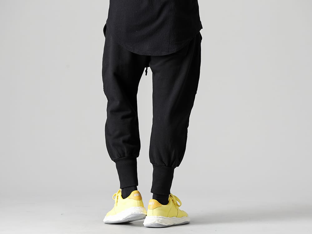 Maison MIHARAYASUHIRO - メゾン ミハラヤスヒロ RIPVANWINKLE - リップヴァンウィンクル 2022-23AW スタイリング 見出し2  - rB-431-Deep-Black - ソリッド ジャージー ディープブラック - a08FW708-Yellow - ウェイン ロー- オリジナルソール ウォッシュド キャンバス ロートップ スニーカー Yellow 2-002