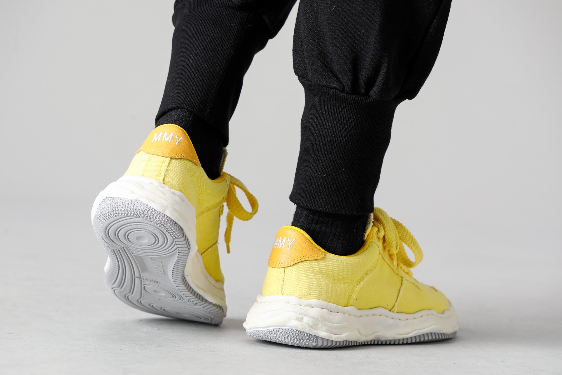 Maison MIHARAYASUHIRO - メゾン ミハラヤスヒロ RIPVANWINKLE - リップヴァンウィンクル 2022-23AW スタイリング 見出し2  - rB-431-Deep-Black - ソリッド ジャージー ディープブラック - a08FW708-Yellow - ウェイン ロー- オリジナルソール ウォッシュド キャンバス ロートップ スニーカー Yellow 2-005