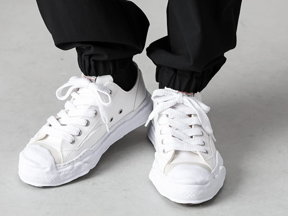 Maison MIHARAYASUHIRO - メゾン ミハラヤスヒロ White Mountaineering - ホワイトマウンテニアリング 2022-23AW スタイリング 見出し3 - bK2273404 - テック ヴィスコース ジョガーパンツ - a05FW702-White-classic - ハンク- オリジナルソール トゥカップ スニーカー ローカット キャンバス White3 3-005