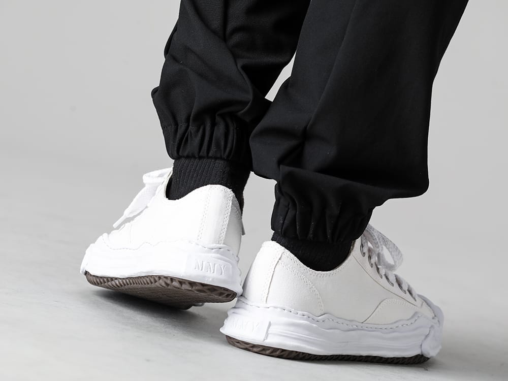 Maison MIHARAYASUHIRO - メゾン ミハラヤスヒロ White Mountaineering - ホワイトマウンテニアリング 2022-23AW スタイリング 見出し3 - bK2273404 - テック ヴィスコース ジョガーパンツ - a05FW702-White-classic - ハンク- オリジナルソール トゥカップ スニーカー ローカット キャンバス White3 3-006