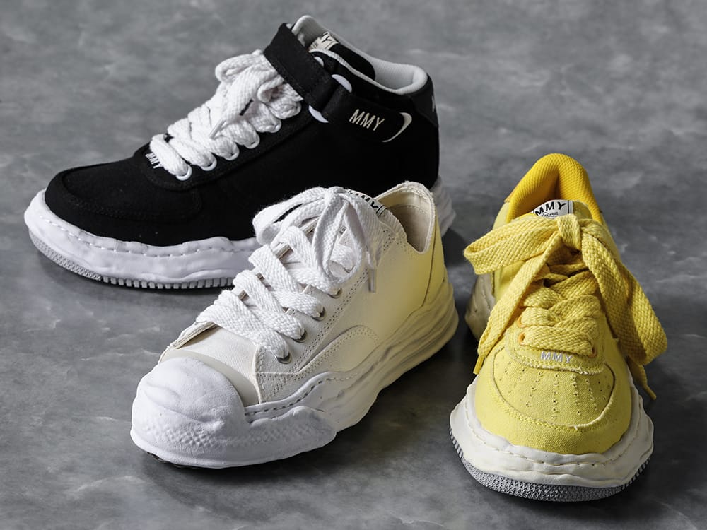 Maison MIHARAYASUHIRO - メゾン ミハラヤスヒロ 2022-23AW Maison MIHARAYASUHIRO オリジナルソールスニーカーを使った3パンツスタイル！ - A07FW703-Black - ウェイン ハイ- オリジナルソール キャンバス ハイトップ スニーカー Black - a08FW708-Yellow - ウェイン ロー- オリジナルソール ウォッシュド キャンバス ロートップ スニーカー Yellow - a05FW702-White-classic - ハンク- オリジナルソール トゥカップ スニーカー ローカット キャンバス White  4-001