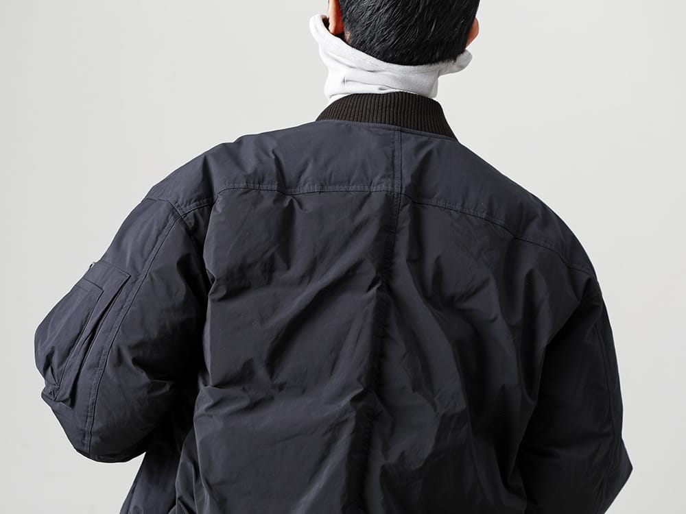 The Viridi-anne 2022-23AW Select a balaclava-designed cut sewn innerwear for bomber jackets that will keep you warm  - SA1VZ0002 - Hanging Phone Pouch - VI-3507-06 - Doen Bomber Jacket - CM-2301-Gray - Balaclava Neck LS Gray 2-003