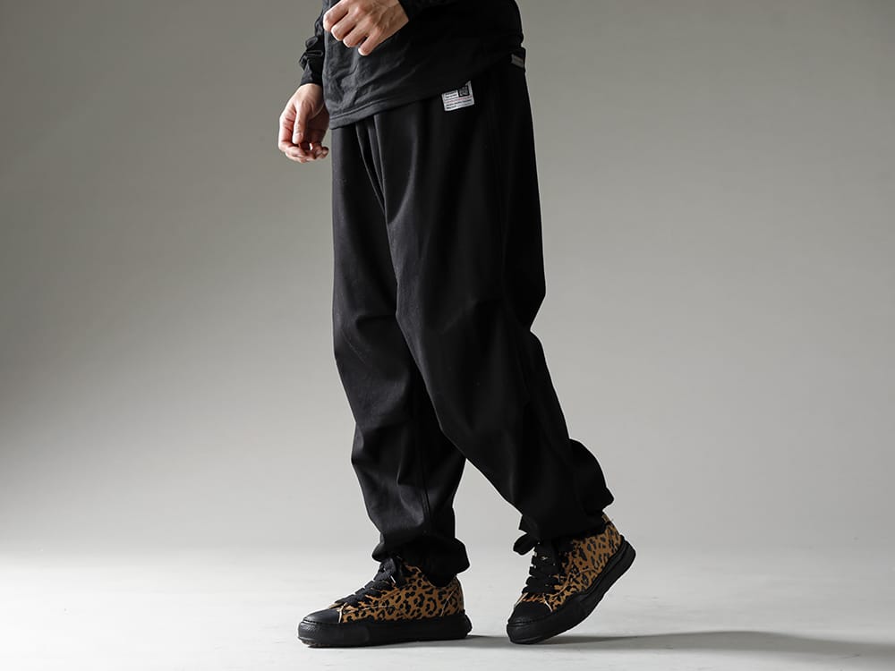Maison MIHARAYASUHIRO - メゾン ミハラヤスヒロ 2022-23AW 見出し3 - A10FW716-Brown - - ピーターソン ロー - オリジナル ソロ キャンバス スニーカー レオパード Brown - J09PT041 - コンパクト コットン ワイドトラウザーズ 3-002