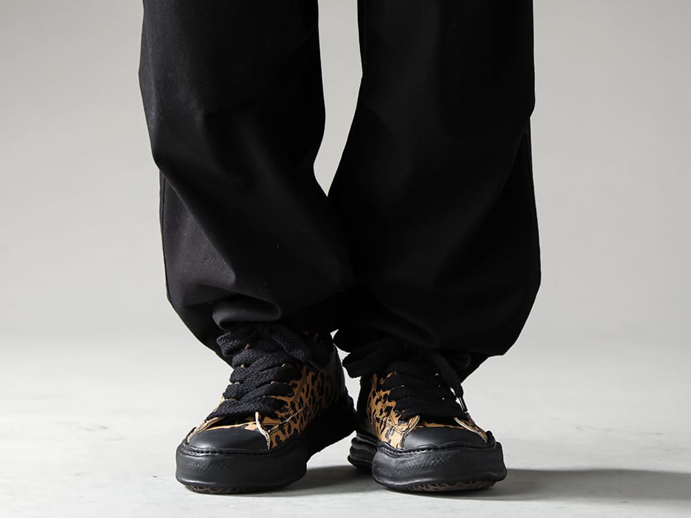 Maison MIHARAYASUHIRO - メゾン ミハラヤスヒロ 2022-23AW 見出し3 - A10FW716-Brown - - ピーターソン ロー - オリジナル ソロ キャンバス スニーカー レオパード Brown - J09PT041 - コンパクト コットン ワイドトラウザーズ 3-003