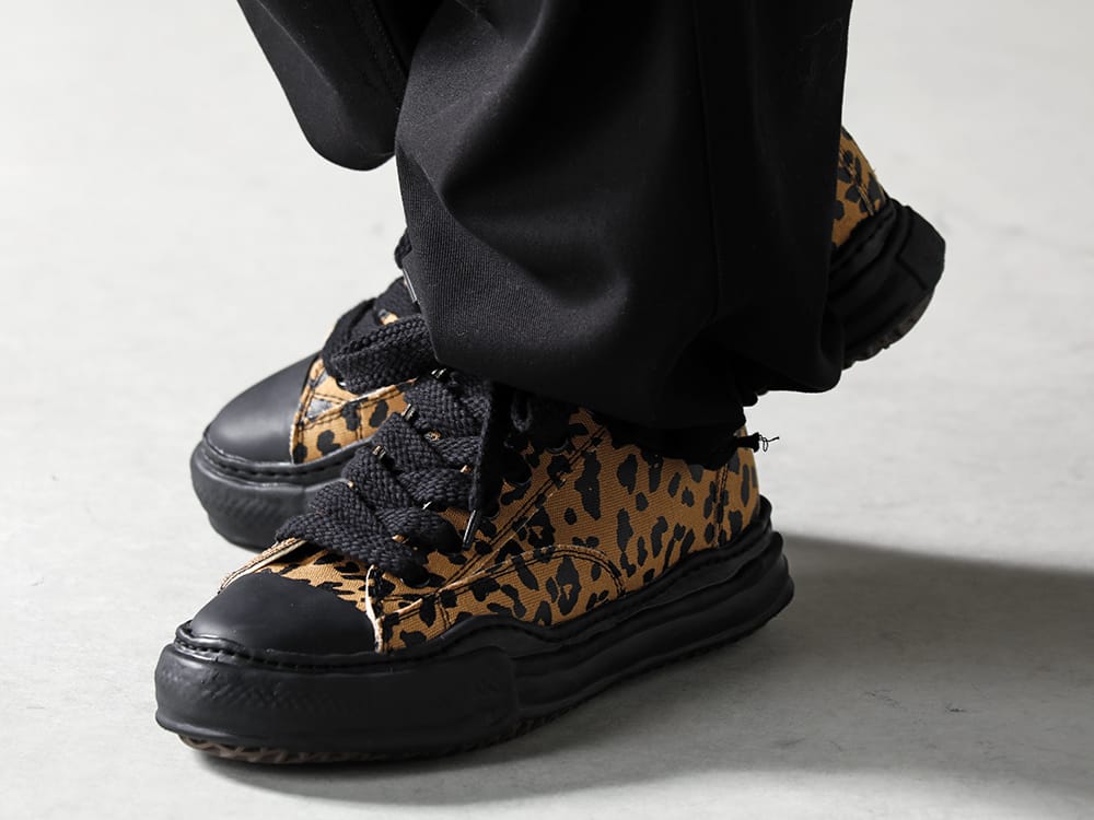 Maison MIHARAYASUHIRO - メゾン ミハラヤスヒロ 2022-23AW 見出し3 - A10FW716-Brown - - ピーターソン ロー - オリジナル ソロ キャンバス スニーカー レオパード Brown - J09PT041 - コンパクト コットン ワイドトラウザーズ 3-004