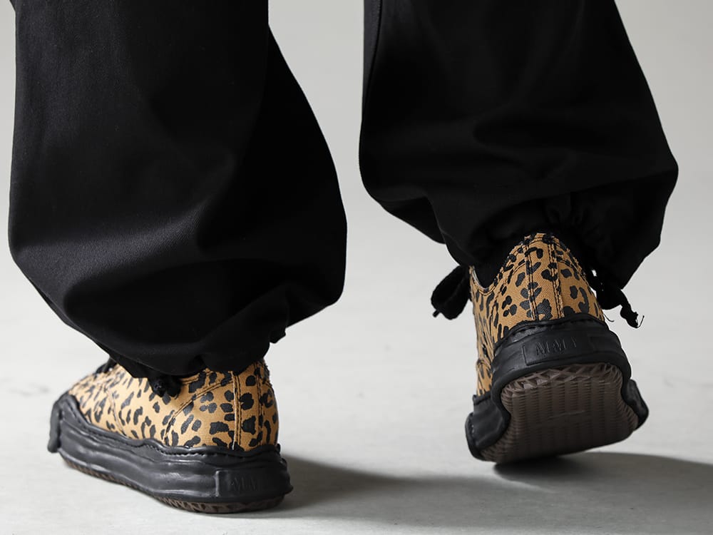 Maison MIHARAYASUHIRO - メゾン ミハラヤスヒロ 2022-23AW 見出し3 - A10FW716-Brown - - ピーターソン ロー - オリジナル ソロ キャンバス スニーカー レオパード Brown - J09PT041 - コンパクト コットン ワイドトラウザーズ 3-005