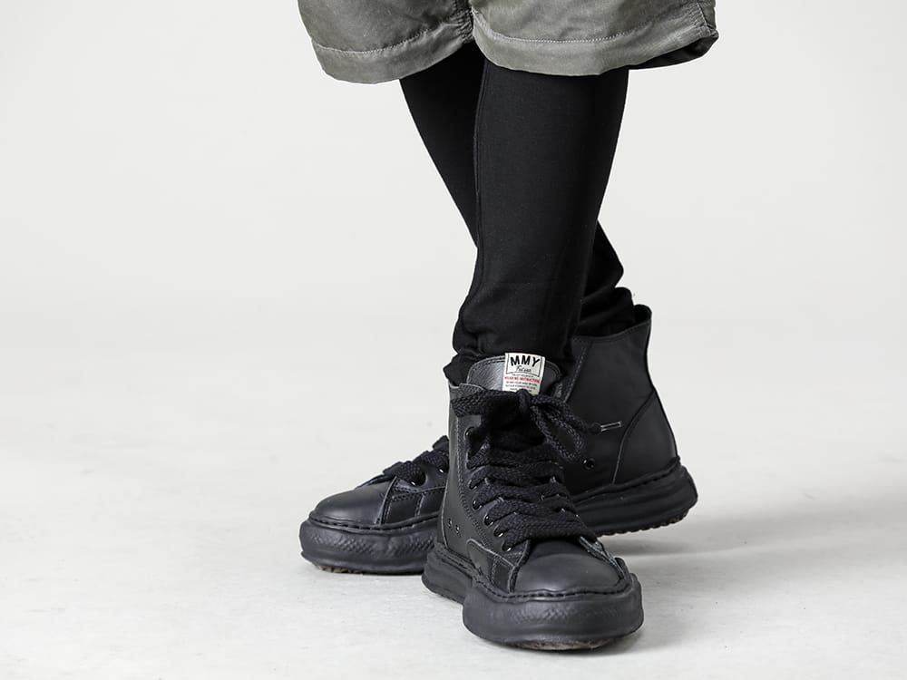 Maison MIHARAYASUHIRO - メゾン ミハラヤスヒロ 2022-23AW パラシュートパンツにレギンスをレイヤードしたレイヤードスタイル - RB-429-Vintage-Khaki - パラシュートパンツ ヴィンテージカーキ - RB-420-Black - モダール ジャージー レギンス ブラック - A06FW735-black-black - オリジナルソール レザー ハイトップ スニーカー Black / Black 3-004