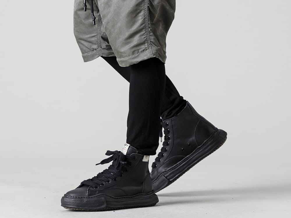 Maison MIHARAYASUHIRO - メゾン ミハラヤスヒロ 2022-23AW パラシュートパンツにレギンスをレイヤードしたレイヤードスタイル - RB-429-Vintage-Khaki - パラシュートパンツ ヴィンテージカーキ - RB-420-Black - モダール ジャージー レギンス ブラック - A06FW735-black-black - オリジナルソール レザー ハイトップ スニーカー Black / Black 3-005