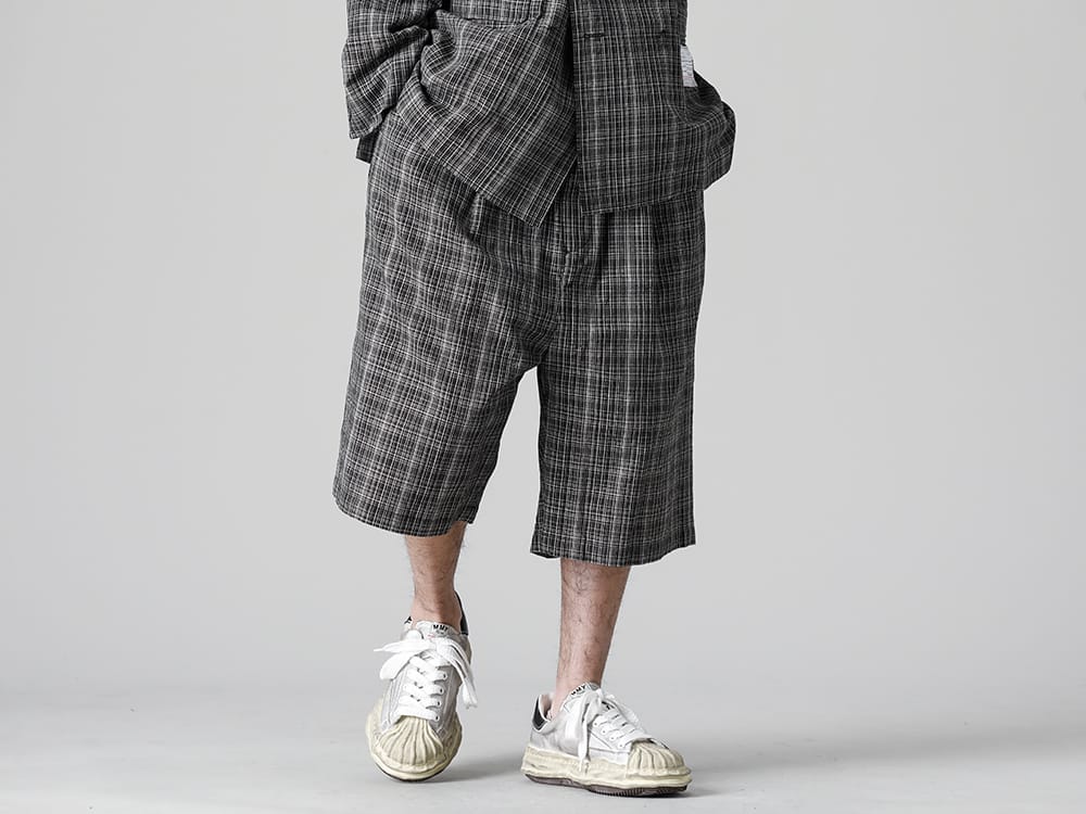 Maison MIHARAYASUHIRO - メゾン ミハラヤスヒロ 2023SS スタイリング - リラックス感あるワイドシルエットのタックショートパンツ 見出し3 A10PT034 - ラップ-ウエスト カスリ チェック ショーツ - A10FW712-White - ブレイキー ロー オリジナルソール キャンバス スニーカー White 3-001