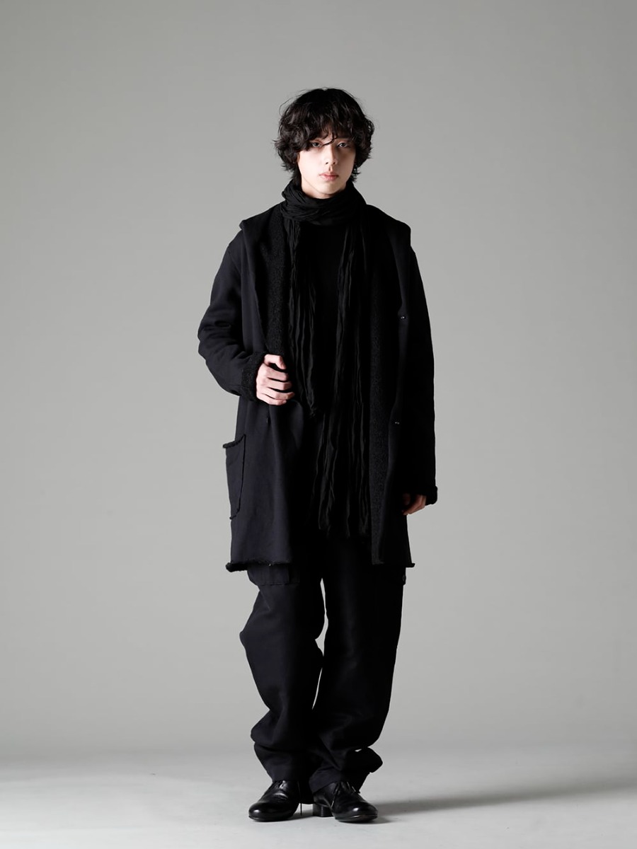 ware(ウェア) 22-23AW(秋冬) - 裏毛素材を使用した、ロングシーズン羽織れる万能コート - ブラックで統一したコーディネートで重厚感のある着こなしを構築 - JH-cwp-Black ウール コットン 裏毛 ロングフーディー ブラック - TTW-jw-blk ウールジョーゼットボトルネック ブラック - scarf-Black リネンストール ブラック - 22C-63MTR-Black 1960 ブリティッシュ ミリタリー トラウザーズ ベース カーゴパンツ ブラック - Derby-W-Hidden-Laces-Kangaroo-Black W. ヒドゥン レース ダービーシューズ カンガルー ブラック