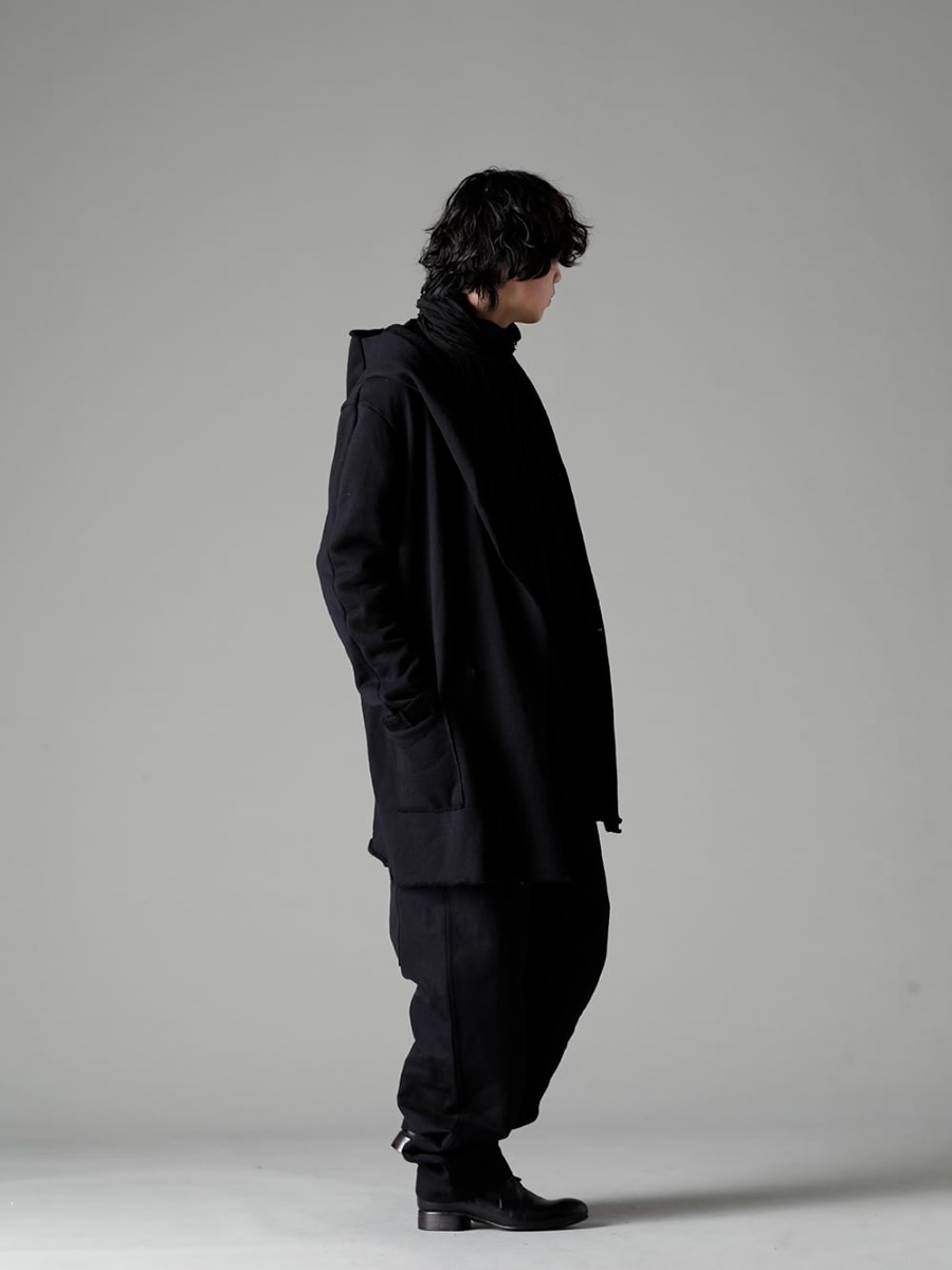 ware(ウェア) 22-23AW(秋冬) ブラックで統一したコーディネートで重厚感のある着こなしを構築 - JH-cwp-Black ウール コットン 裏毛 ロングフーディー ブラック - TTW-jw-blk ウールジョーゼットボトルネック ブラック - scarf-Black リネンストール ブラック - 22C-63MTR-Black 1960 ブリティッシュ ミリタリー トラウザーズ ベース カーゴパンツ ブラック - Derby-W-Hidden-Laces-Kangaroo-Black W. ヒドゥン レース ダービーシューズ カンガルー ブラック 1-001