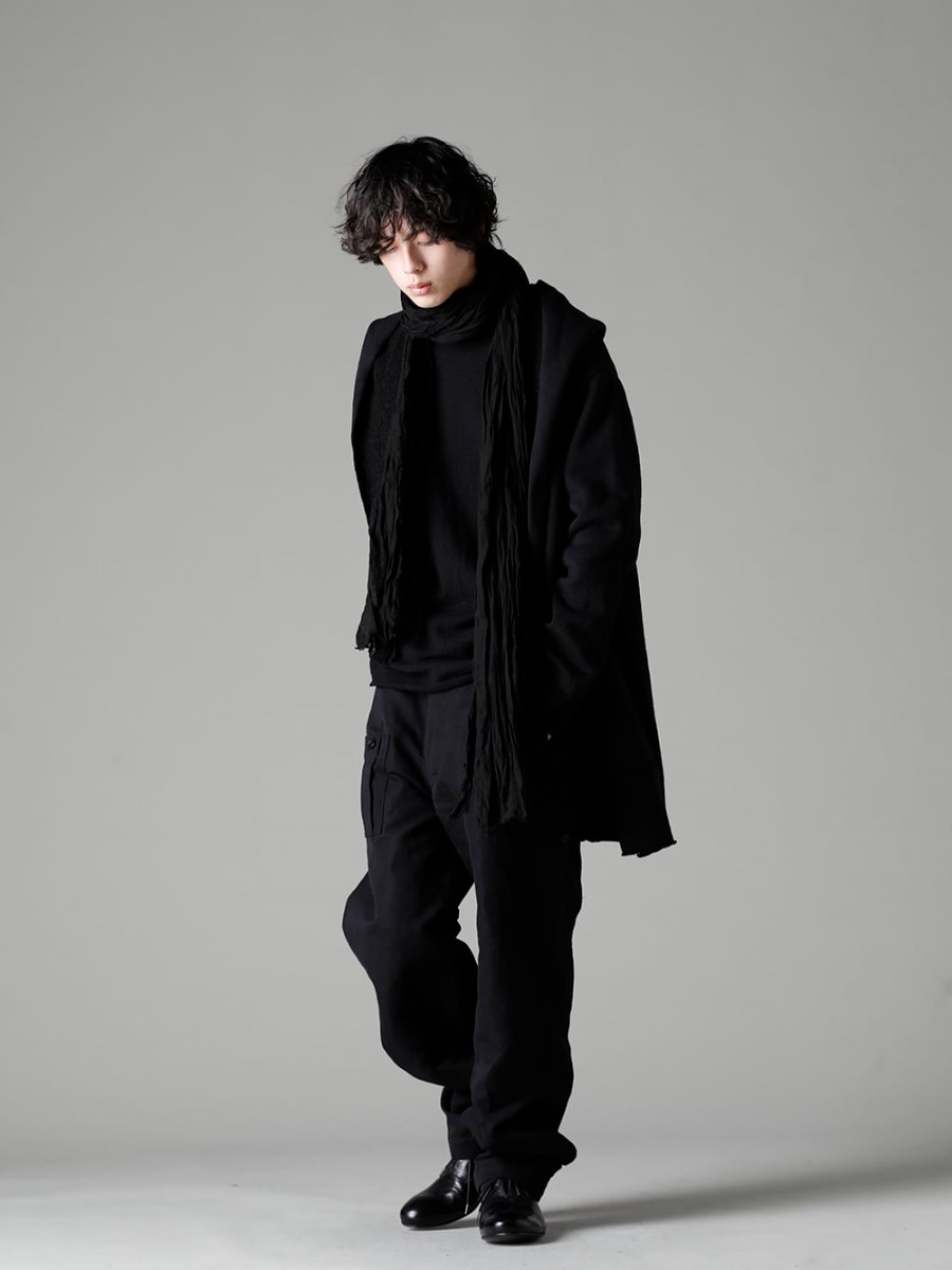 ware(ウェア) 22-23AW(秋冬) ブラックで統一したコーディネートで重厚感のある着こなしを構築 - JH-cwp-Black ウール コットン 裏毛 ロングフーディー ブラック - TTW-jw-blk ウールジョーゼットボトルネック ブラック - scarf-Black リネンストール ブラック - 22C-63MTR-Black 1960 ブリティッシュ ミリタリー トラウザーズ ベース カーゴパンツ ブラック - Derby-W-Hidden-Laces-Kangaroo-Black W. ヒドゥン レース ダービーシューズ カンガルー ブラック 1-002