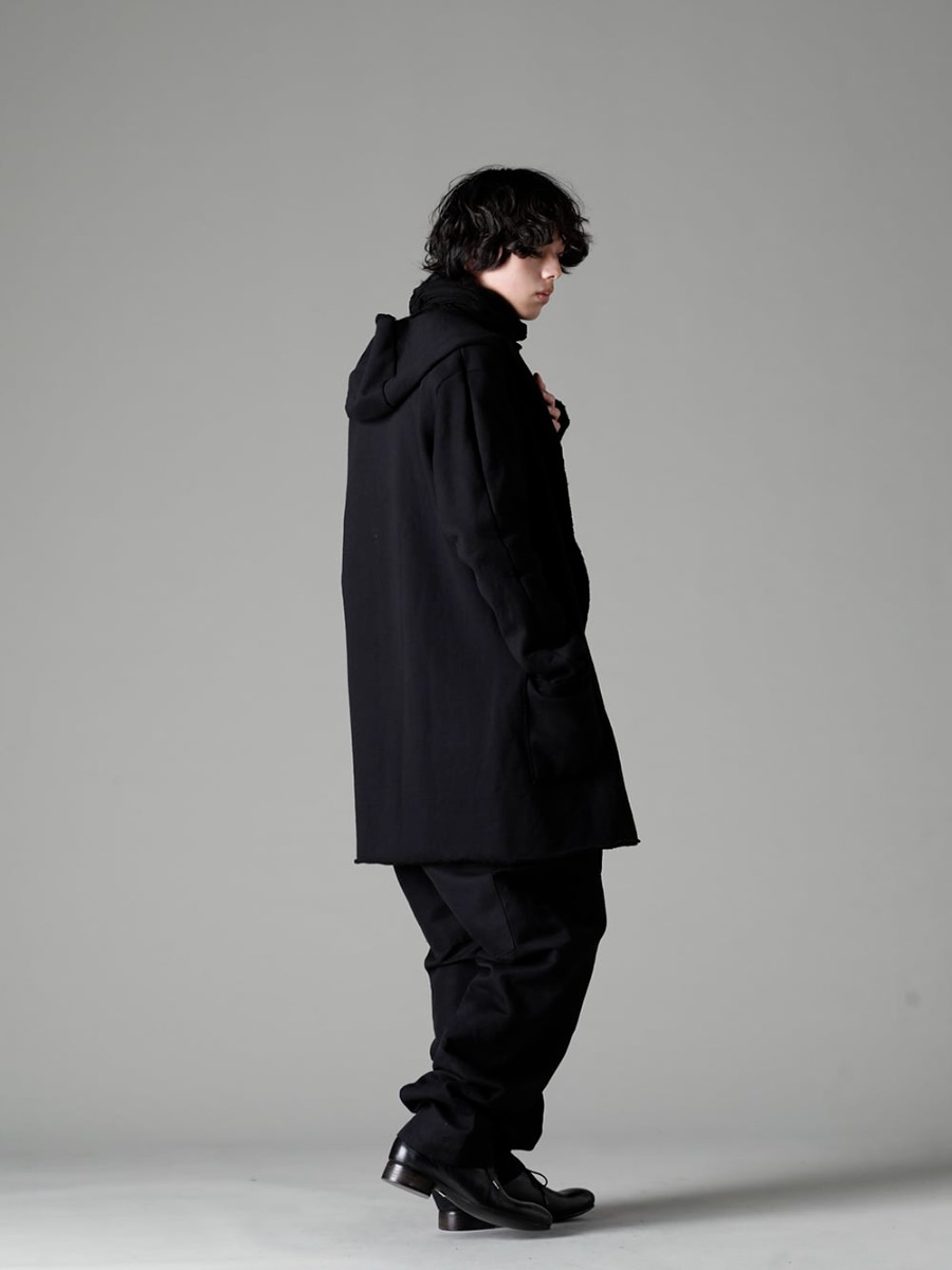 ware(ウェア) 22-23AW(秋冬) ブラックで統一したコーディネートで重厚感のある着こなしを構築 - JH-cwp-Black ウール コットン 裏毛 ロングフーディー ブラック - TTW-jw-blk ウールジョーゼットボトルネック ブラック - scarf-Black リネンストール ブラック - 22C-63MTR-Black 1960 ブリティッシュ ミリタリー トラウザーズ ベース カーゴパンツ ブラック - Derby-W-Hidden-Laces-Kangaroo-Black W. ヒドゥン レース ダービーシューズ カンガルー ブラック 1-003