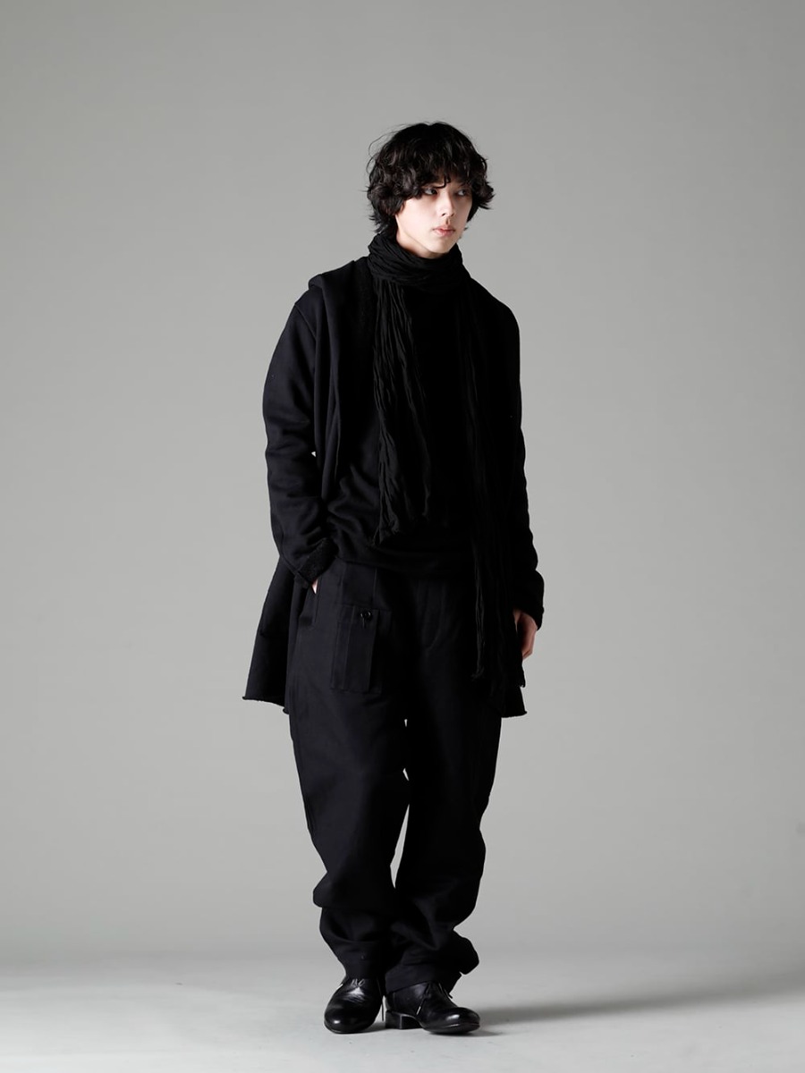 ware(ウェア) 22-23AW(秋冬) ブラックで統一したコーディネートで重厚感のある着こなしを構築 - JH-cwp-Black ウール コットン 裏毛 ロングフーディー ブラック - TTW-jw-blk ウールジョーゼットボトルネック ブラック - scarf-Black リネンストール ブラック - 22C-63MTR-Black 1960 ブリティッシュ ミリタリー トラウザーズ ベース カーゴパンツ ブラック - Derby-W-Hidden-Laces-Kangaroo-Black W. ヒドゥン レース ダービーシューズ カンガルー ブラック 1-003