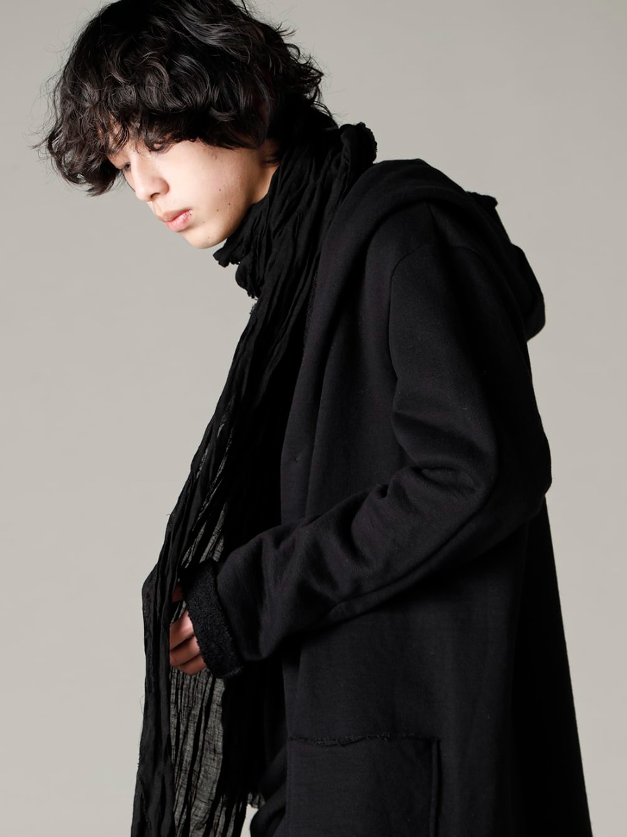 ware(ウェア) 22-23AW(秋冬) オールブラックのスタイリングに立体感豊かなリネンストールをプラス - JH-cwp-Black ウール コットン 裏毛 ロングフーディー ブラック - TTW-jw-blk ウールジョーゼットボトルネック ブラック - scarf-Black リネンストール ブラック 3-003