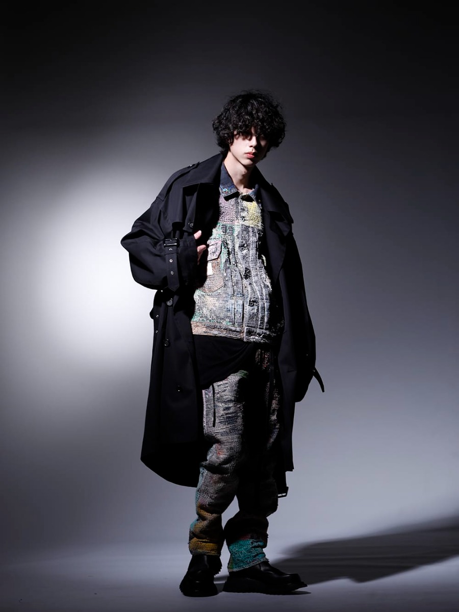 タカヒロミヤシタ ザソロイスト / プロレタ リ アート / ユリウス 2022-23AW スタイリング マルチカラーでヴィンテージ感の強いデニムのセットアップをメインアイテムに、ブラックカラーのトレンチコートやブーツを合わせて引き締めたスタイリング - インパクトあるセットアップをブラックのアイテムで引き締めたスタイル - sj.0010AW22(ダブルジップ バルーンシェイプド トレンチコート) UROBOROS-DENIM-JACKET-MULCH-XL-22-23AW(デニムジャケット 2nd タイプ ビーズ付き) 819CUM4-black(コットン/キュプラ ジャージー ドローコード ショートスリーブTシャツ ブラック) UROBOROS-DENIM-JEANS-MULCH-32-22-23AW(BORO デニムパンツ ビーズ付き) 807FWM2(カウスキン サイドジップブーツ) 807ACU1-Black(カウスキン/ナイロン タイプベルト ブラック) - 1-001