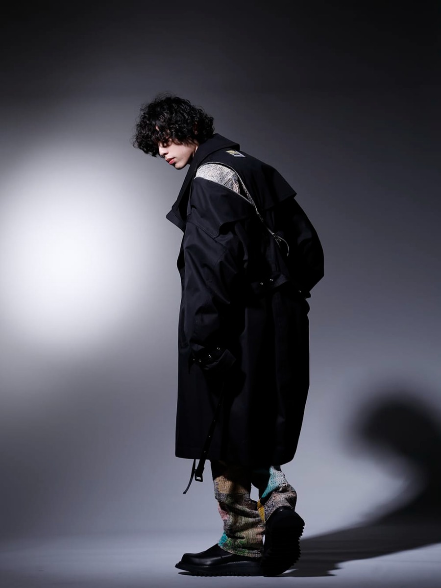 タカヒロミヤシタ ザソロイスト / プロレタ リ アート / ユリウス 2022-23AW - インパクトあるセットアップをブラックのアイテムで引き締めたスタイル - sj.0010AW22(ダブルジップ バルーンシェイプド トレンチコート) UROBOROS-DENIM-JACKET-MULCH-XL-22-23AW(デニムジャケット 2nd タイプ ビーズ付き) 819CUM4-black(コットン/キュプラ ジャージー ドローコード ショートスリーブTシャツ ブラック) UROBOROS-DENIM-JEANS-MULCH-32-22-23AW(BORO デニムパンツ ビーズ付き) 807FWM2(カウスキン サイドジップブーツ) 807ACU1-Black(カウスキン/ナイロン タイプベルト ブラック) - 1-002