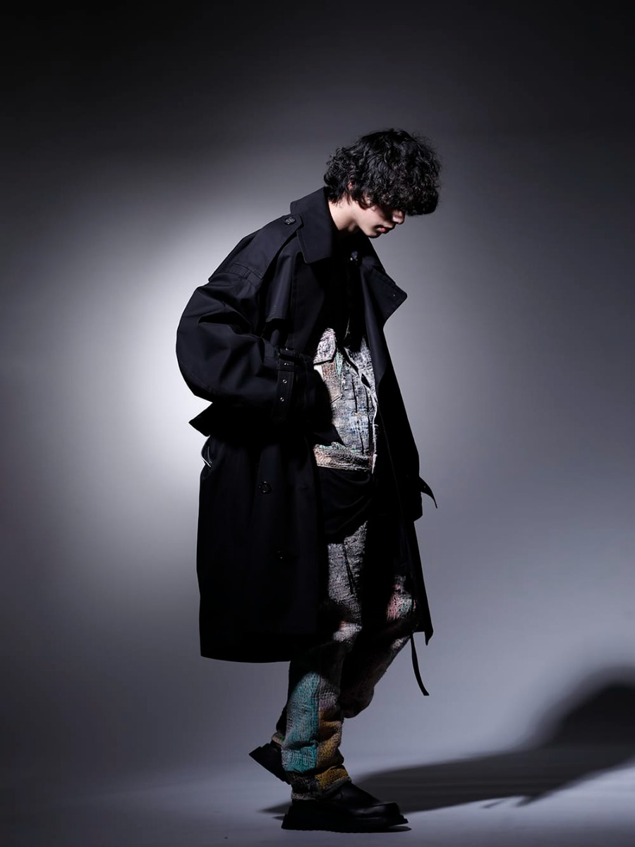 タカヒロミヤシタ ザソロイスト / プロレタ リ アート / ユリウス 2022-23AW - インパクトあるセットアップをブラックのアイテムで引き締めたスタイル - sj.0010AW22(ダブルジップ バルーンシェイプド トレンチコート) UROBOROS-DENIM-JACKET-MULCH-XL-22-23AW(デニムジャケット 2nd タイプ ビーズ付き) 819CUM4-black(コットン/キュプラ ジャージー ドローコード ショートスリーブTシャツ ブラック) UROBOROS-DENIM-JEANS-MULCH-32-22-23AW(BORO デニムパンツ ビーズ付き) 807FWM2(カウスキン サイドジップブーツ) 807ACU1-Black(カウスキン/ナイロン タイプベルト ブラック) - 1-003