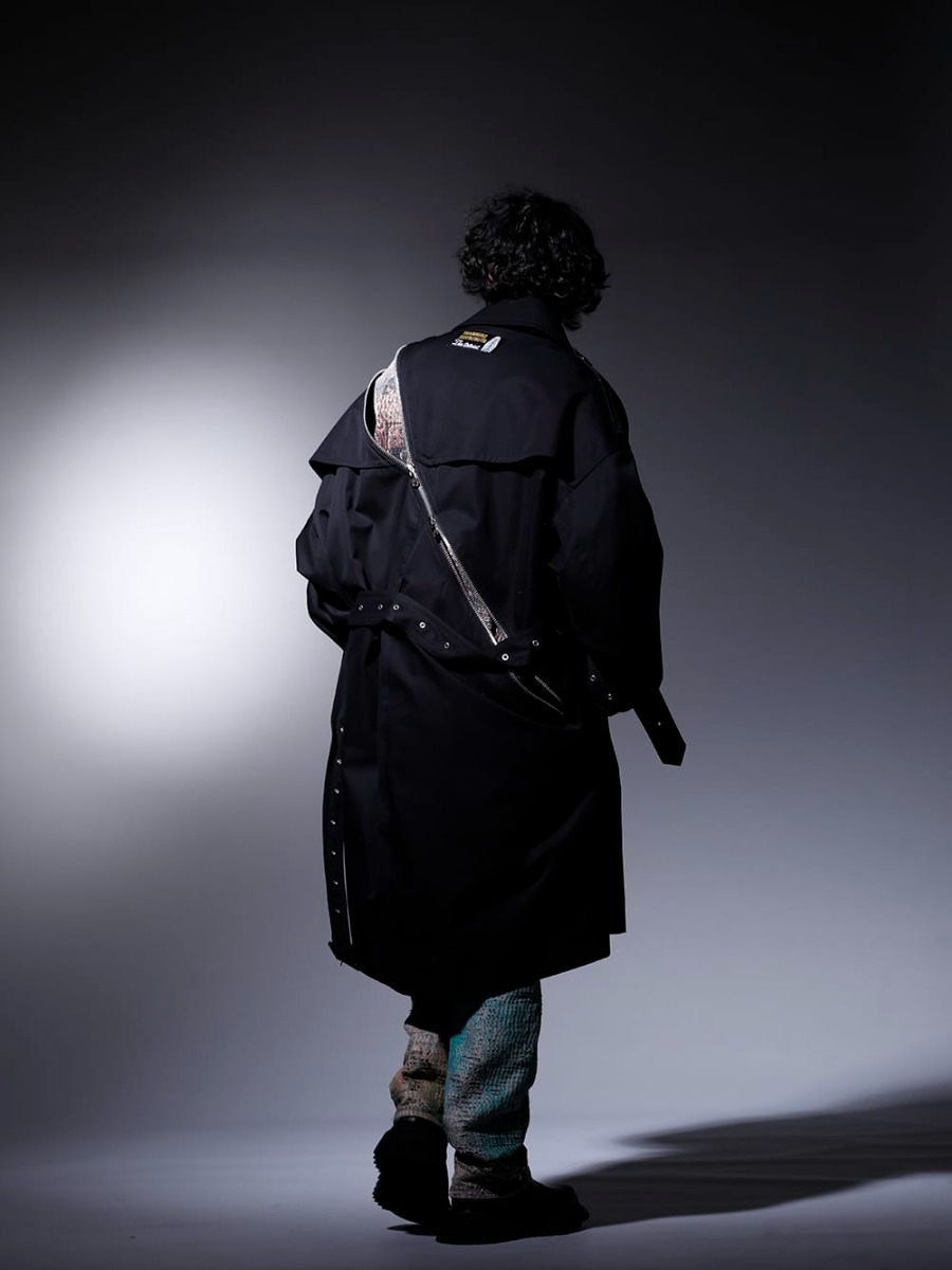 タカヒロミヤシタ ザソロイスト / プロレタ リ アート / ユリウス 2022-23AW - インパクトあるセットアップをブラックのアイテムで引き締めたスタイル - sj.0010AW22(ダブルジップ バルーンシェイプド トレンチコート) UROBOROS-DENIM-JACKET-MULCH-XL-22-23AW(デニムジャケット 2nd タイプ ビーズ付き) 819CUM4-black(コットン/キュプラ ジャージー ドローコード ショートスリーブTシャツ ブラック) UROBOROS-DENIM-JEANS-MULCH-32-22-23AW(BORO デニムパンツ ビーズ付き) 807FWM2(カウスキン サイドジップブーツ) 807ACU1-Black(カウスキン/ナイロン タイプベルト ブラック) - 1-004