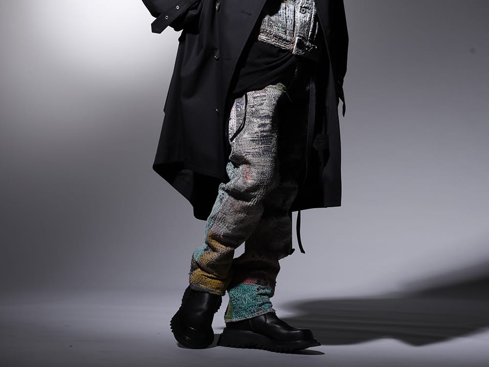 プロレタ リ アート / ユリウス 2022-23AW - マルチカラーのデニムにブーツを合わせ、大人な雰囲気を - UROBOROS-DENIM-JEANS-MULCH-32-22-23AW(BORO デニムパンツ ビーズ付き) 807FWM2(カウスキン サイドジップブーツ) 807ACU1-Black(カウスキン/ナイロン タイプベルト ブラック) - 3-002