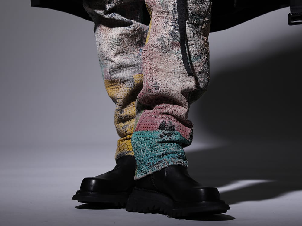 プロレタ リ アート / ユリウス 2022-23AW - マルチカラーのデニムにブーツを合わせ、大人な雰囲気を - UROBOROS-DENIM-JEANS-MULCH-32-22-23AW(BORO デニムパンツ ビーズ付き) 807FWM2(カウスキン サイドジップブーツ) - 3-005