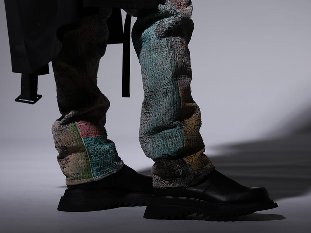 プロレタ リ アート / ユリウス 2022-23AW - マルチカラーのデニムにブーツを合わせ、大人な雰囲気を - UROBOROS-DENIM-JEANS-MULCH-32-22-23AW(BORO デニムパンツ ビーズ付き) 807FWM2(カウスキン サイドジップブーツ) - 3-006